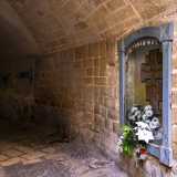 � stato posto sotto quell�arco soprannominato �del piscio� per via del suo abbandono e degrado